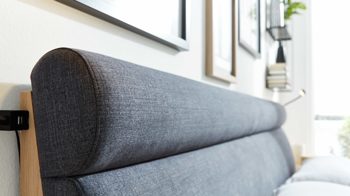 Bettgestell Interliving aus Holz in Anthrazit Interliving Schlafzimmer Serie 1023 – Bettgestell schwebend, Liegefläche ca. 180 x 200 cm - Balkeneiche & Anthrazit