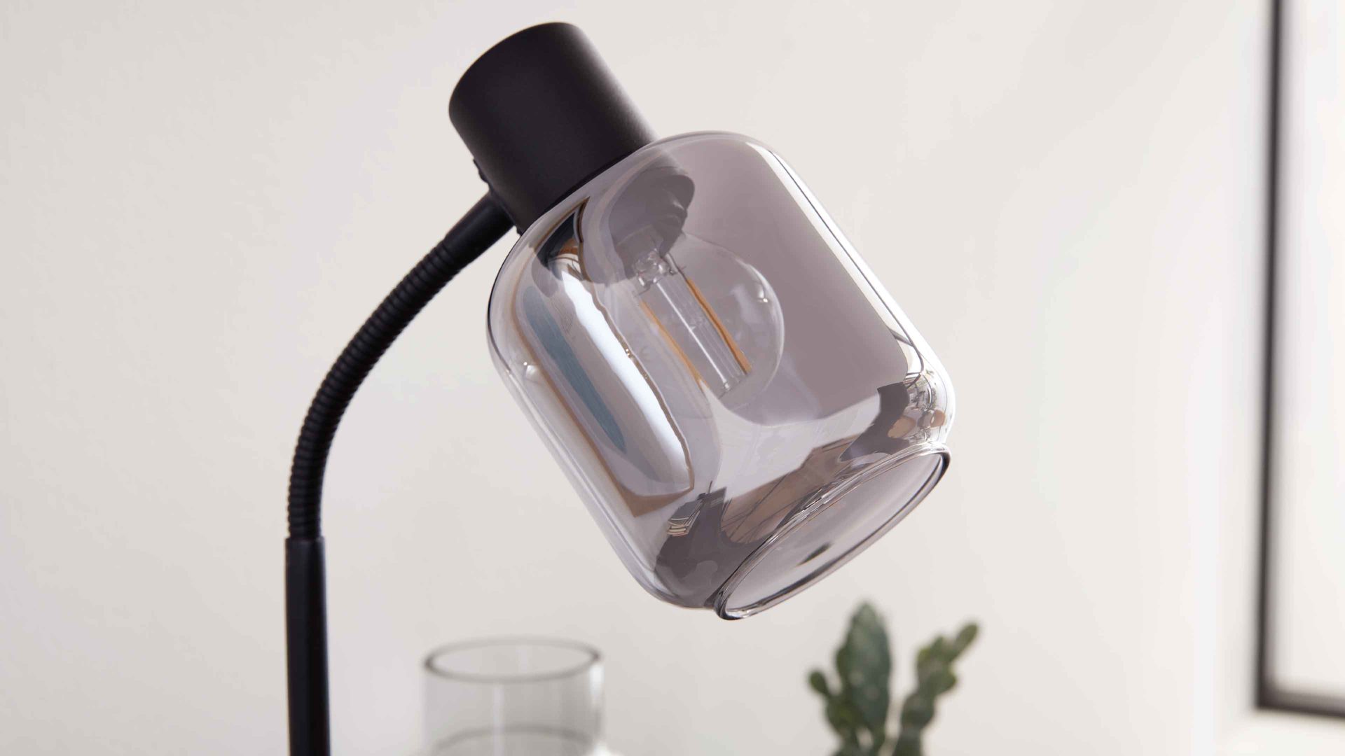 Tischleuchte Interliving aus Glas in Grau Interliving Leuchten Serie 9341 - Tischleuchte Rauchglas & Mattschwarz – Höhe ca. 43 cm