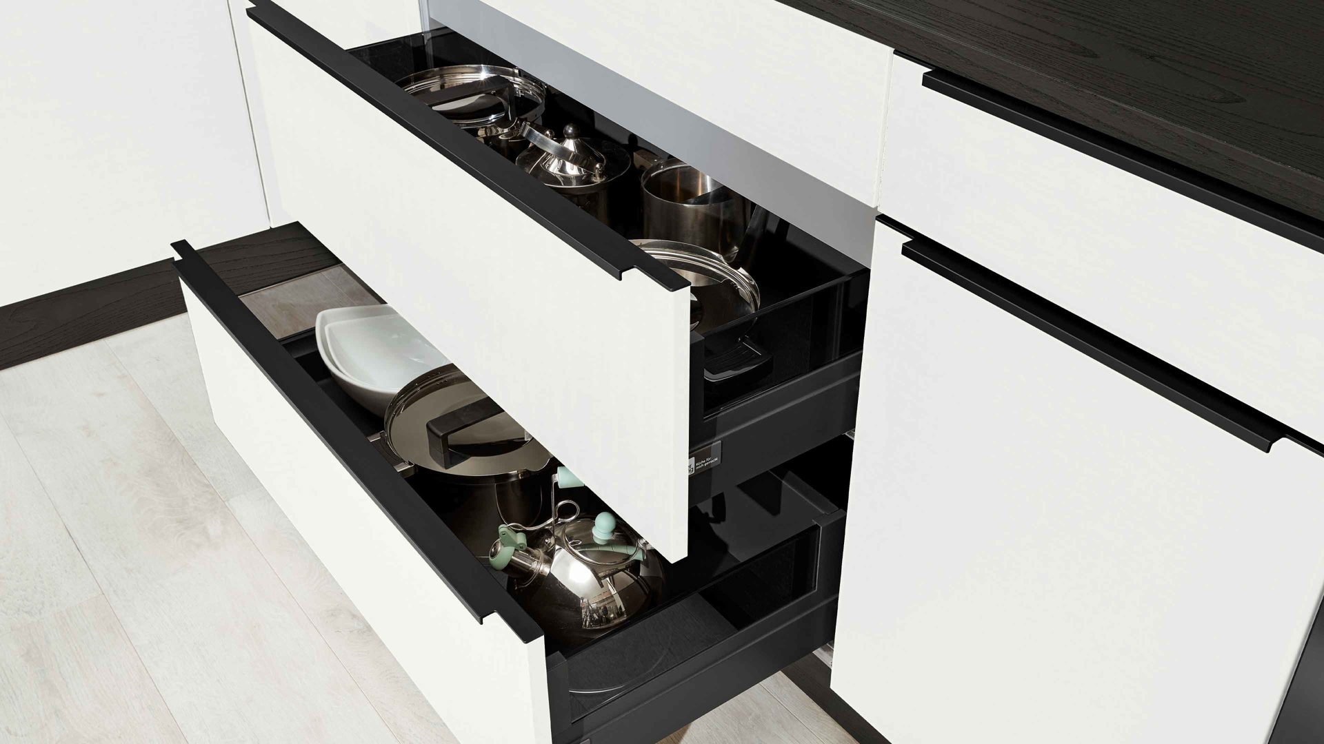 Einbauküche Interliving aus Holz in Weiß Interliving Küche Serie 3054 mit AEG Einbaugeräten Arcticweiß & Eiche Nero – zweizeilig