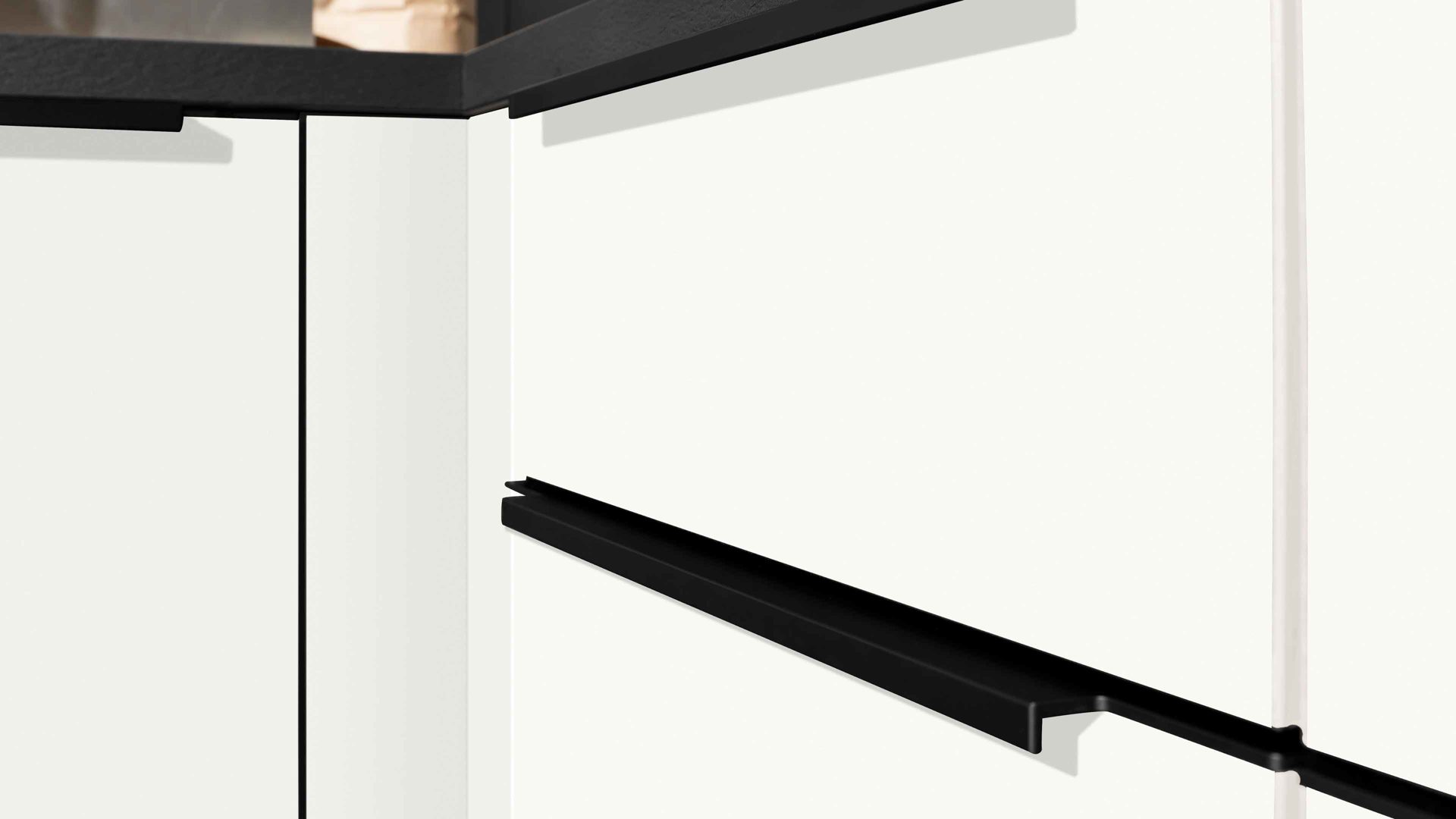 Einbauküche Interliving aus Holz in Weiß Interliving Küche Serie 3054 mit AEG Einbaugeräten Arcticweiß & Eiche Nero – zweizeilig