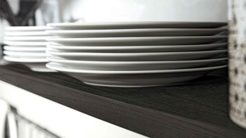 Einbauküche Interliving aus Holz in Weiß Interliving Küche Serie 3054 mit AEG Einbaugeräten Arcticweiß & Eiche Nero – zweizeilig