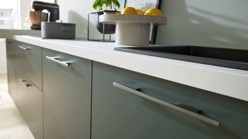 Einbauküche Interliving aus Holz in Dunkelgrün Interliving Küche Serie 3059 mit privileg Einbaugeräten Black Green - Stellfläche ca. 220 x 480 cm