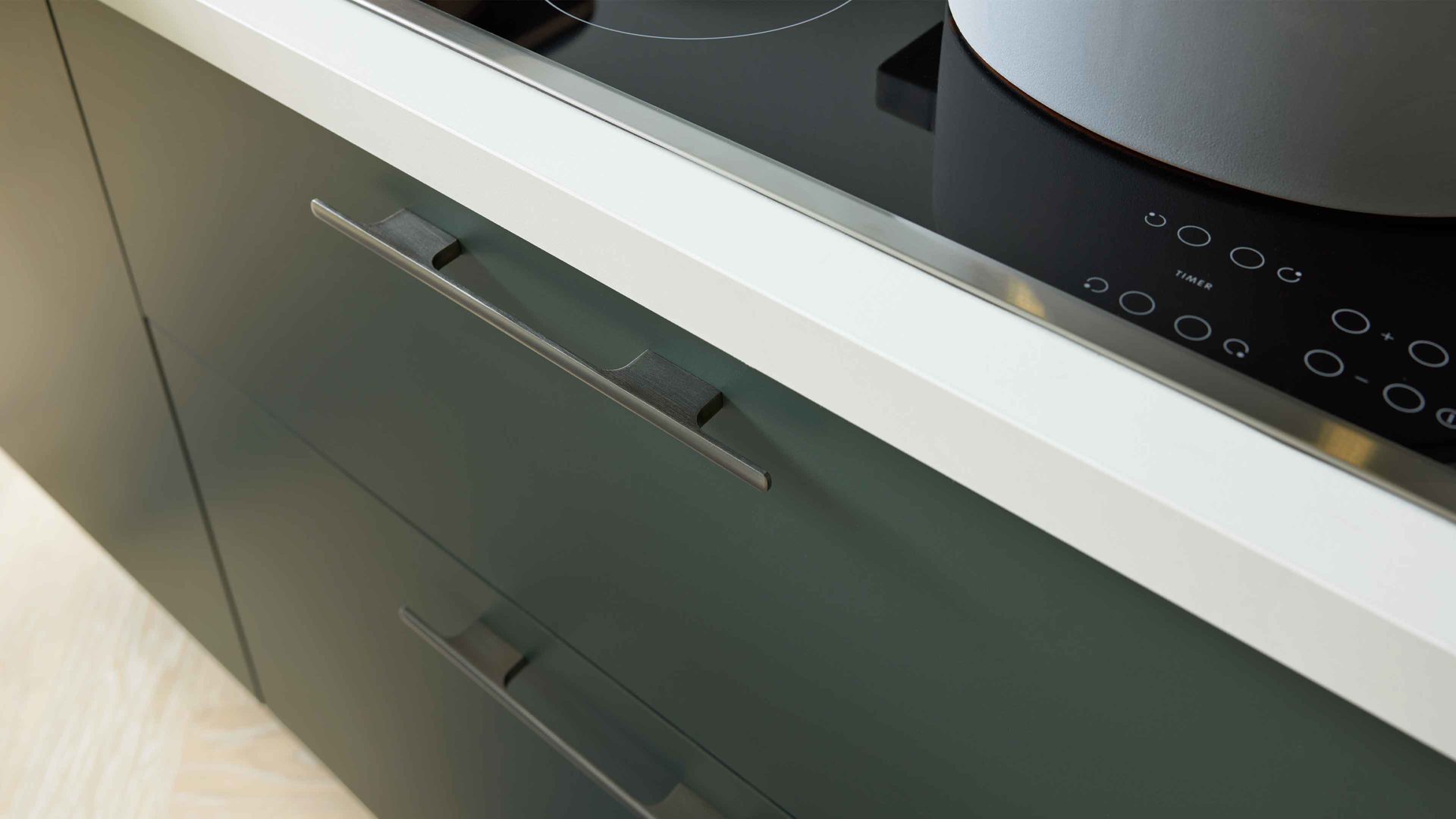 Einbauküche Interliving aus Holz in Dunkelgrün Interliving Küche Serie 3059 mit privileg Einbaugeräten Black Green - Stellfläche ca. 220 x 480 cm