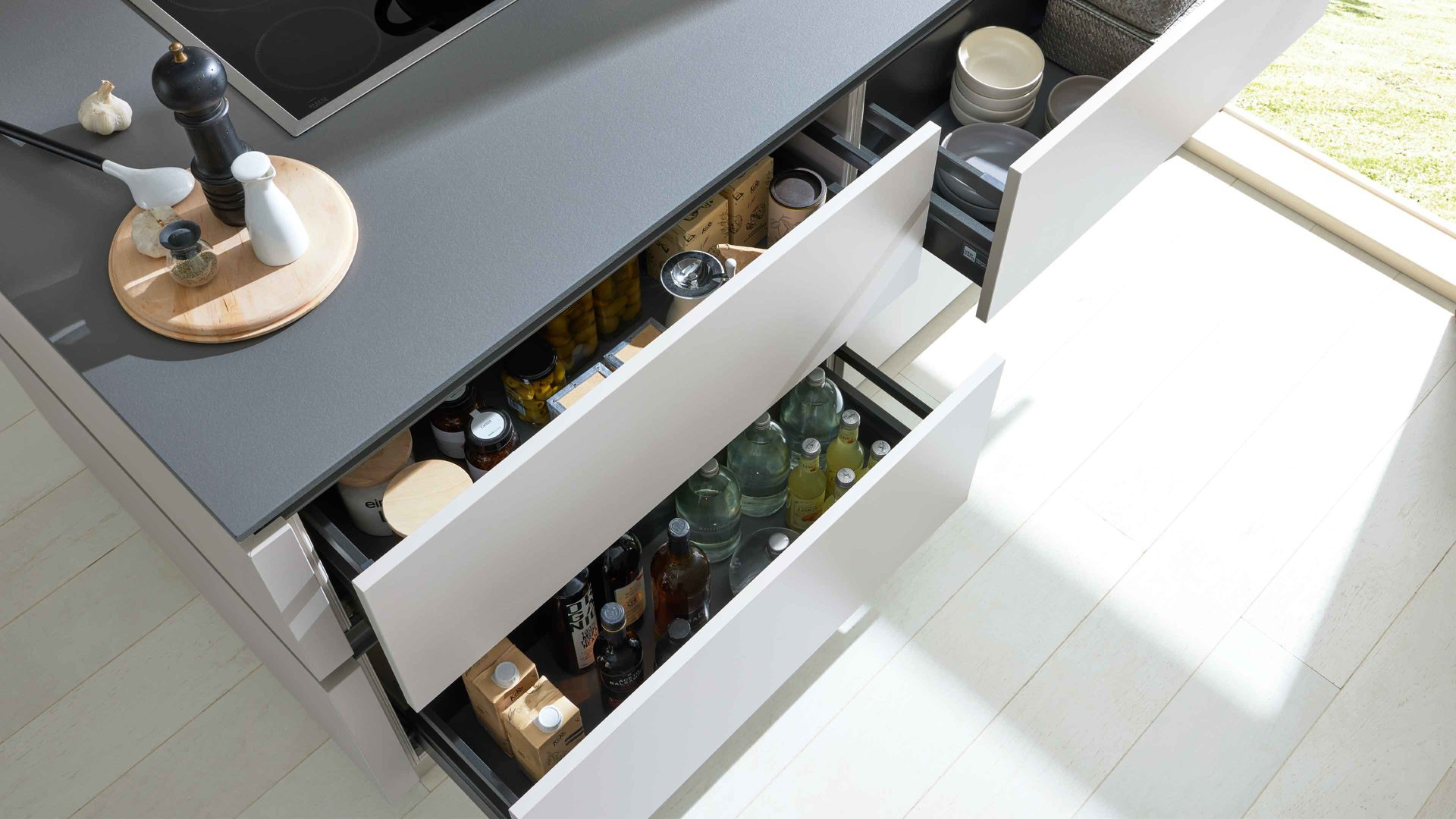 Einbauküche Interliving aus Holz in Grau Interliving Küche Serie 3060 mit Constructa Einbaugeräten Sahara & Quarzgrau - Stellfläche ca. 275 x 309 cm