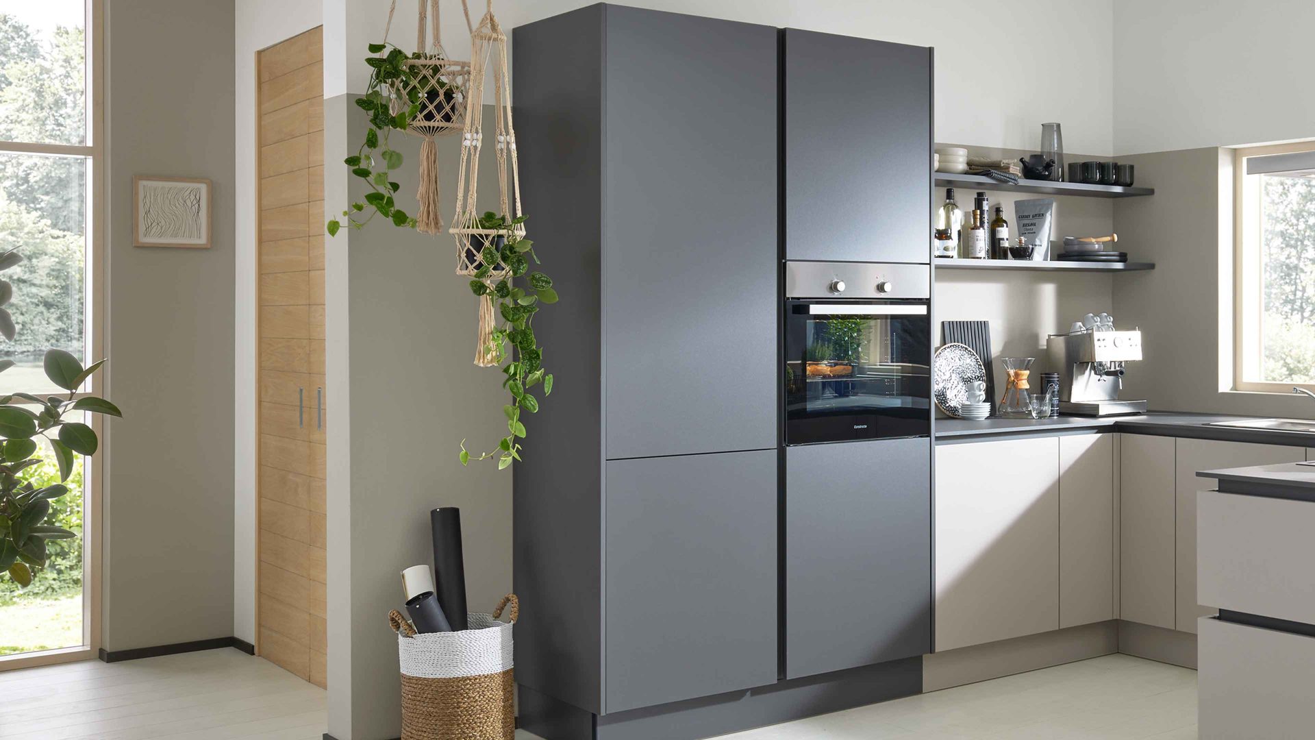 Einbauküche Interliving aus Holz in Grau Interliving Küche Serie 3060 mit Constructa Einbaugeräten Sahara & Quarzgrau - Stellfläche ca. 275 x 309 cm