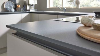 Einbauküche Interliving aus Holz in Grau Interliving Küche Serie 3060 mit Constructa Einbaugeräten Sahara & Quarzgrau - Stellfläche ca. 275 x 309 cm