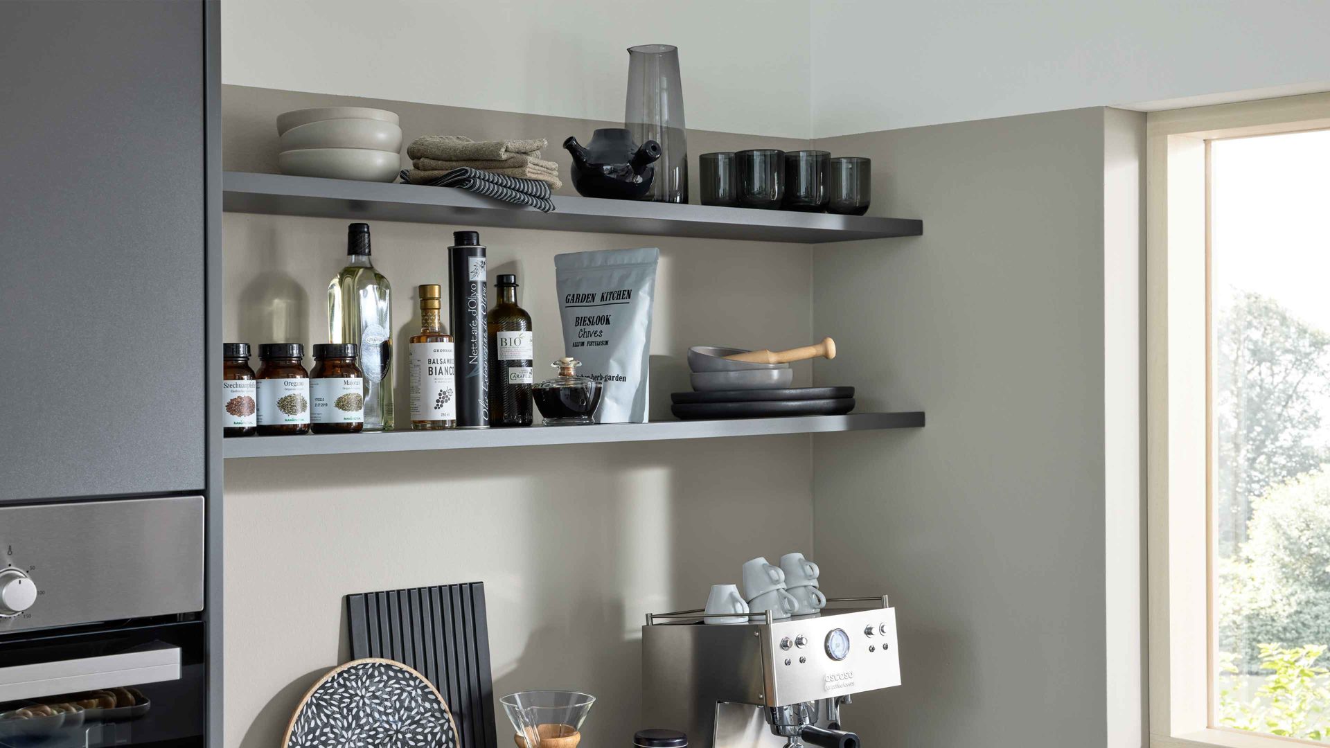 Einbauküche Interliving aus Holz in Grau Interliving Küche Serie 3060 mit Constructa Einbaugeräten Sahara & Quarzgrau - Stellfläche ca. 275 x 309 cm