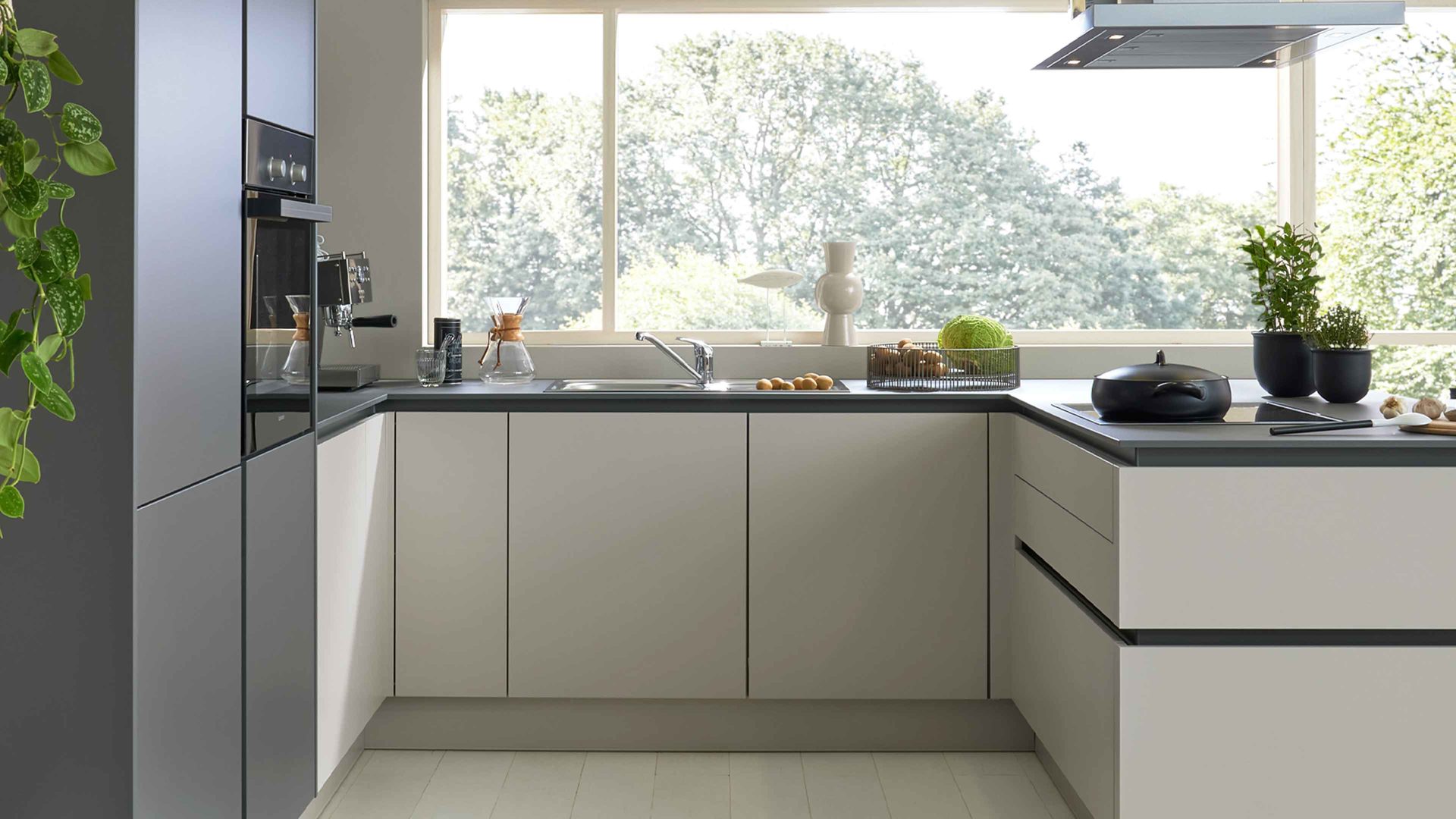 Einbauküche Interliving aus Holz in Grau Interliving Küche Serie 3060 mit Constructa Einbaugeräten Sahara & Quarzgrau - Stellfläche ca. 275 x 309 cm