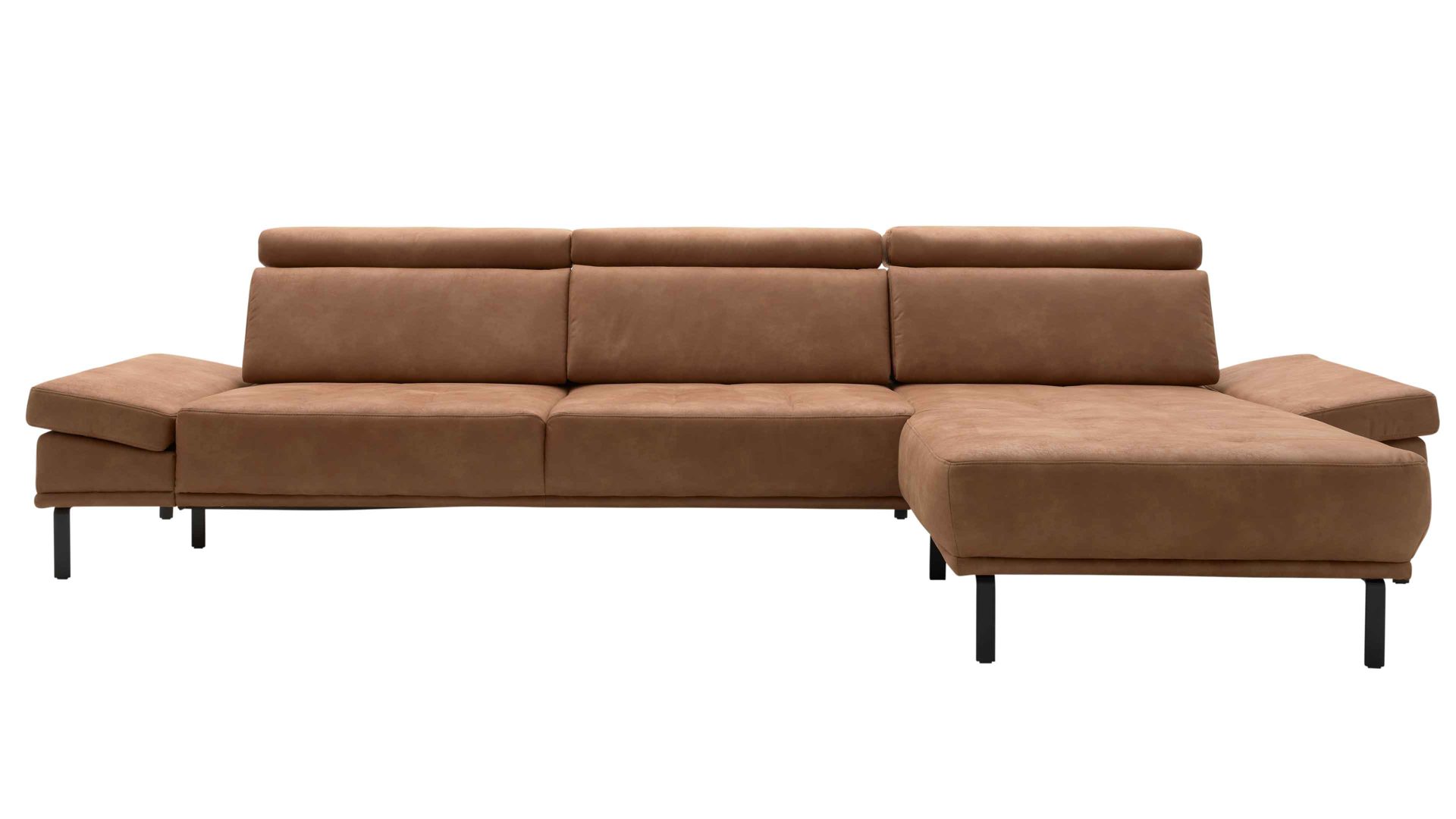 Ecksofa Interliving aus Stoff in Hellbraun Interliving Sofa Serie 4254 – Ecksofa tabacfarbener Bezug Linato & schwarze Metallfüße 4.35 – Stellfläche ca. 340 x 195 cm