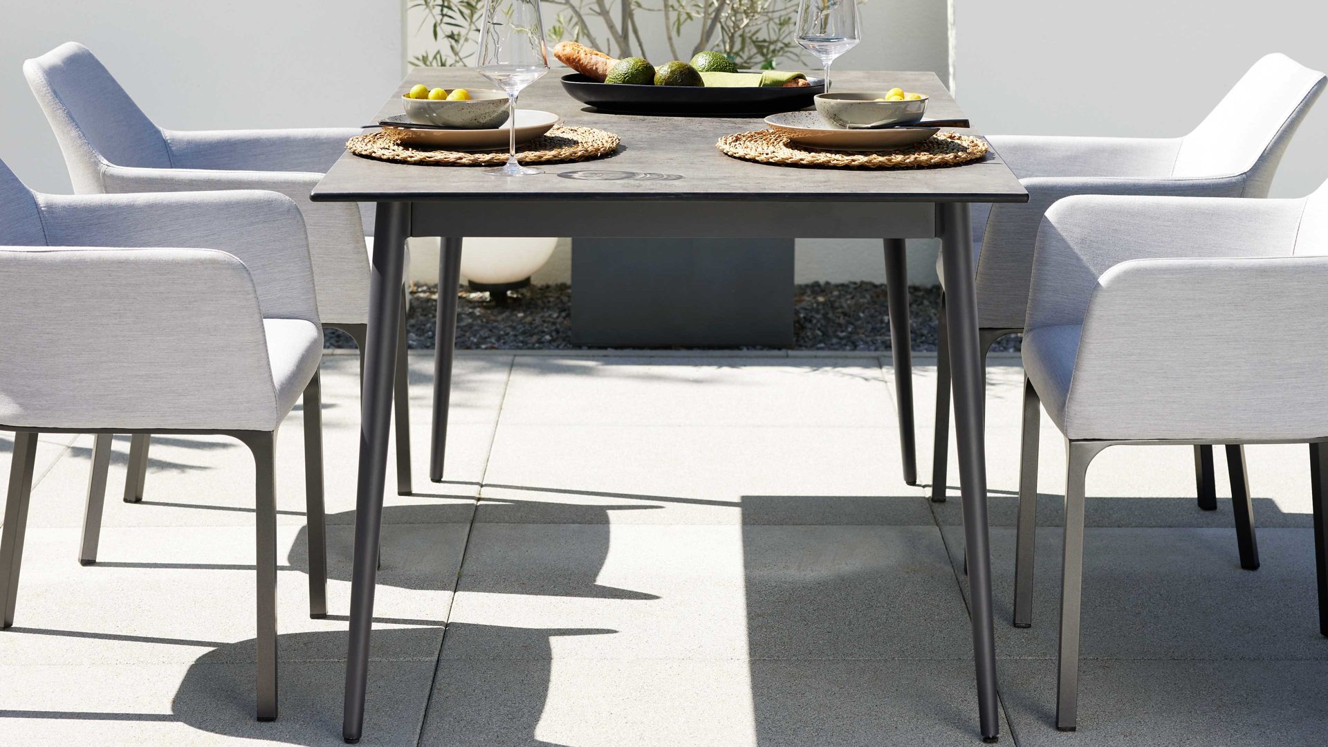 Gartentisch Interliving aus Holz in Grau Interliving Gartenmöbel Serie 7003 – Tisch HPL Beton & Aluminium - ca. 160 x 95 cm