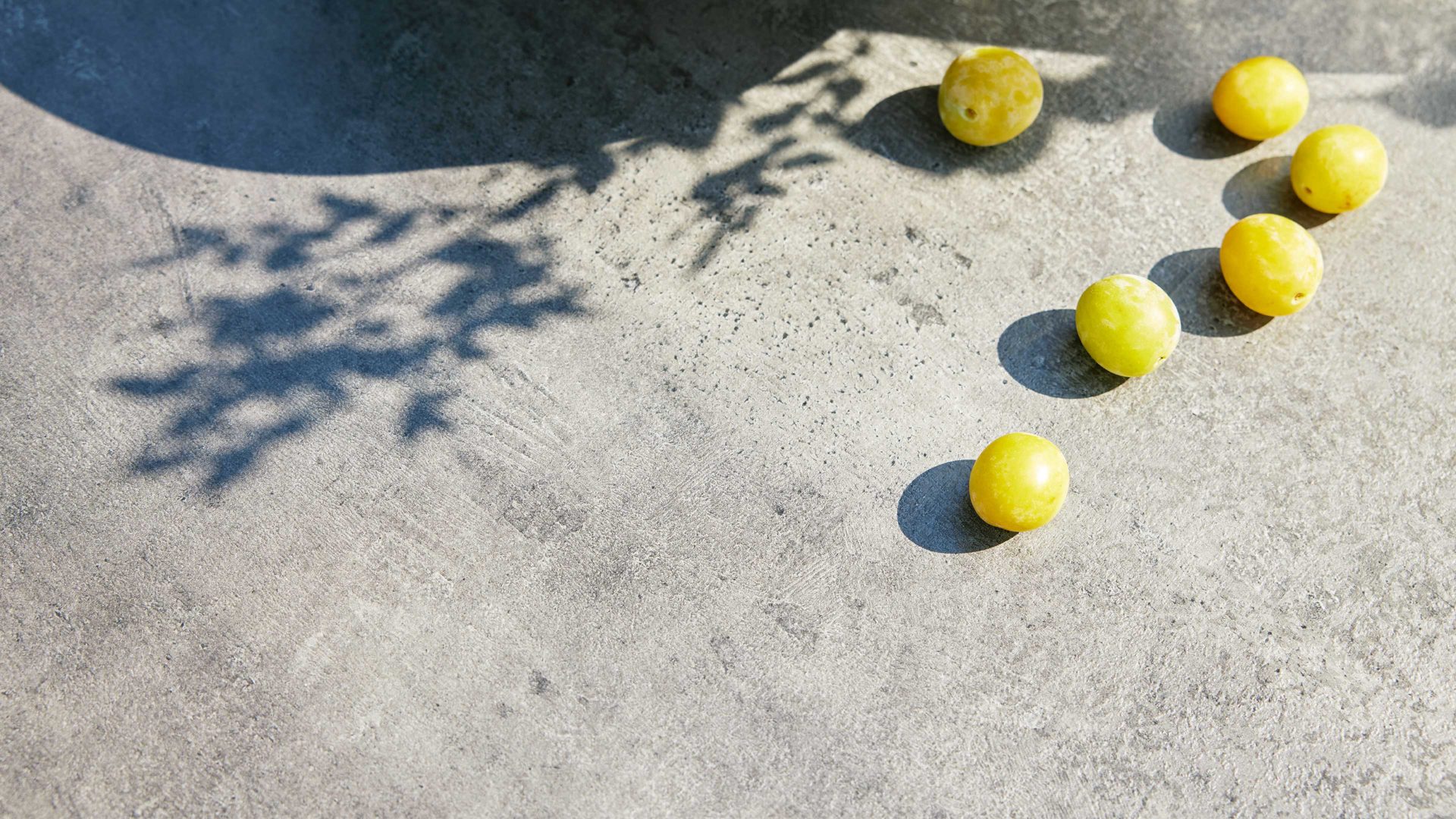 Gartentisch Interliving aus Holz in Grau Interliving Gartenmöbel Serie 7004 – Tisch G163 HPL Beton & Teakholz - Durchmesser ca. 125 cm