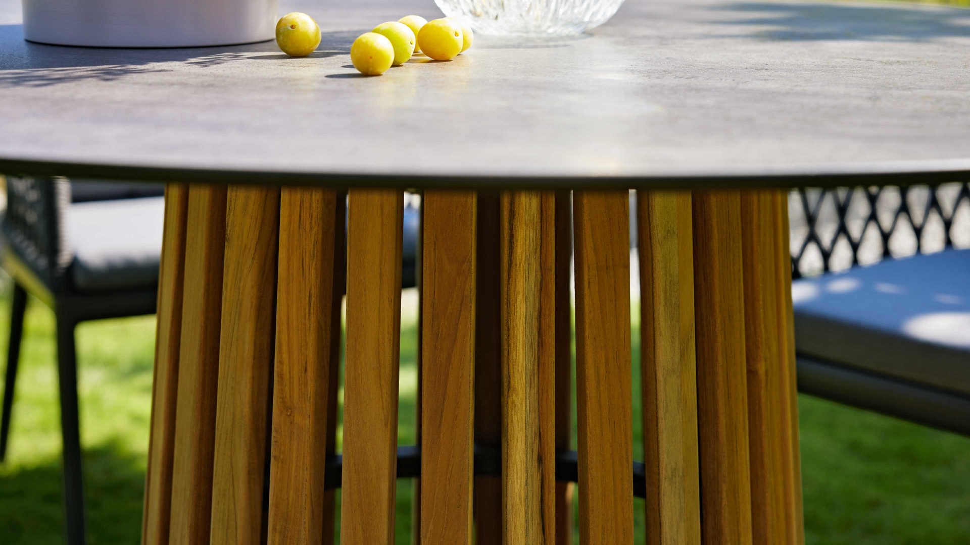Gartentisch Interliving aus Holz in Grau Interliving Gartenmöbel Serie 7004 – Tisch HPL Beton & Teakholz - Durchmesser ca. 125 cm