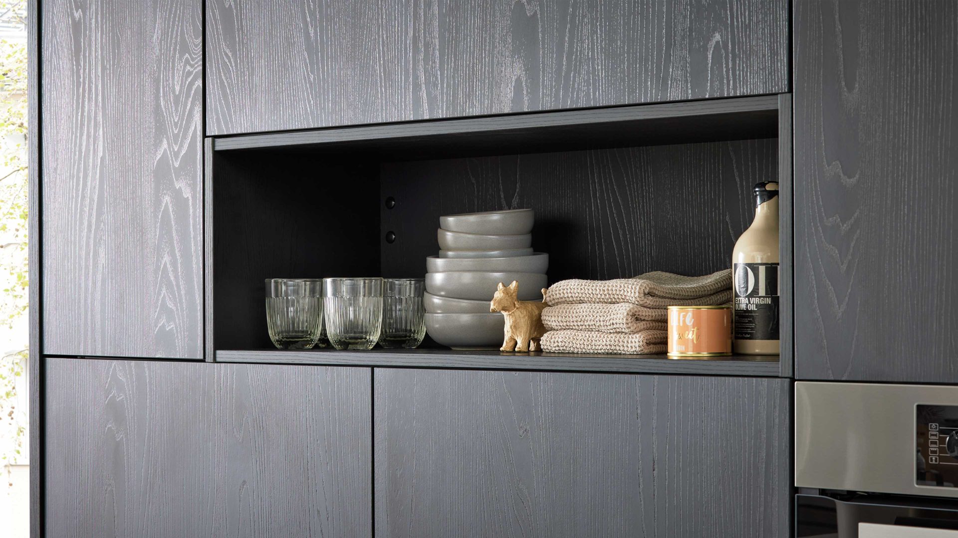 Einbauküche Interliving aus Holz in Schwarz Interliving Küche Serie 3056 mit Miele Einbaugeräten Eiche Nero & Platingrau – Stellfläche ca. 400 x 285 cm