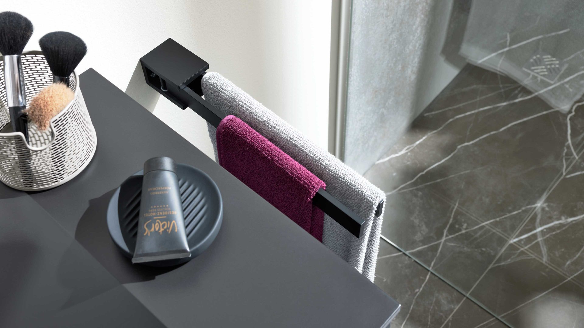 Badmöbel-Set Interliving aus Holz in Schwarz Interliving Bad Serie 7945 - Badkombination Graphitschwarz – fünfteilig