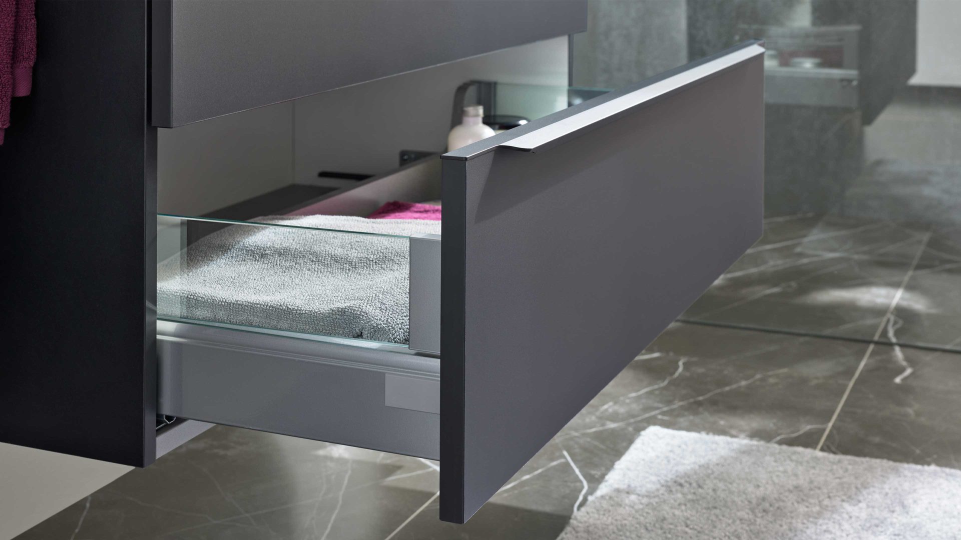 Badmöbel-Set Interliving aus Holz in Schwarz Interliving Bad Serie 7945 - Badkombination Graphitschwarz – fünfteilig