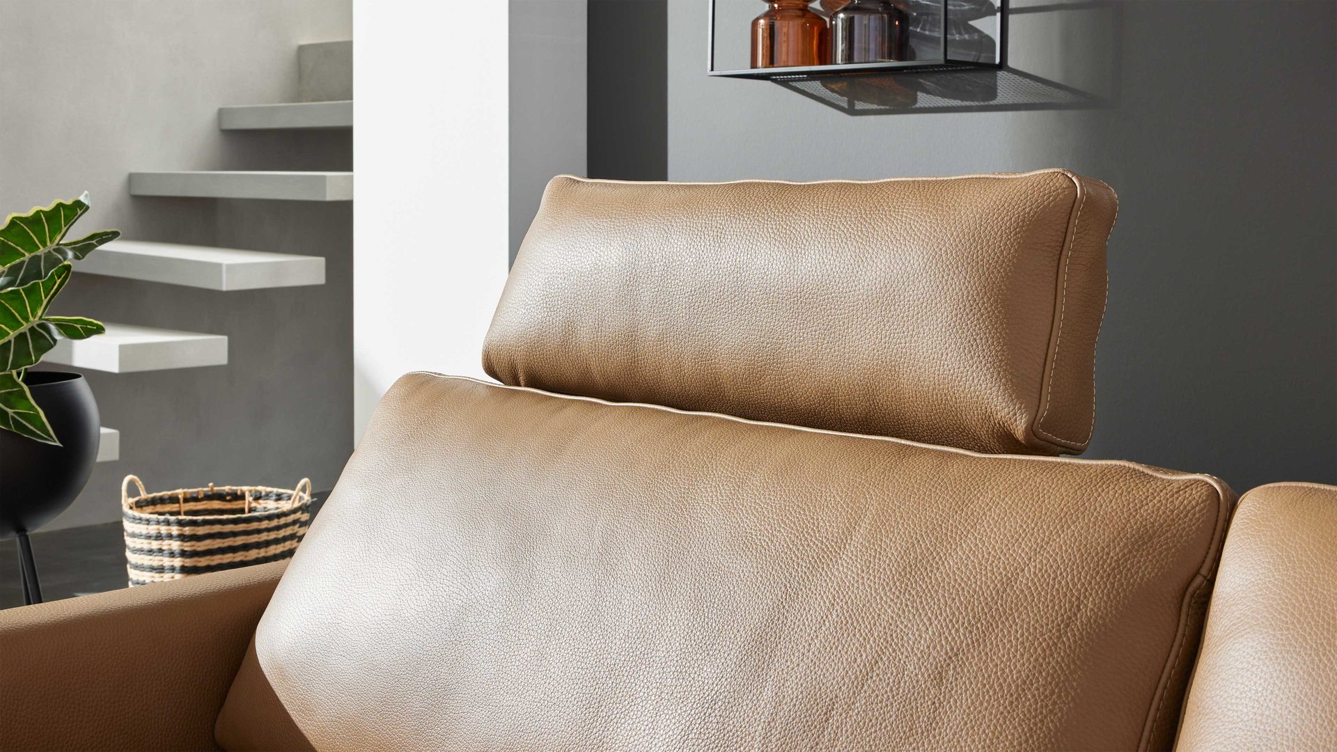 Kopfstütze Interliving aus Leder in Hellbraun Interliving Sofa Serie 4004 - Kopfstütze fangofarbenes LongLife-Leder Z84-21 - Breite ca. 60 cm