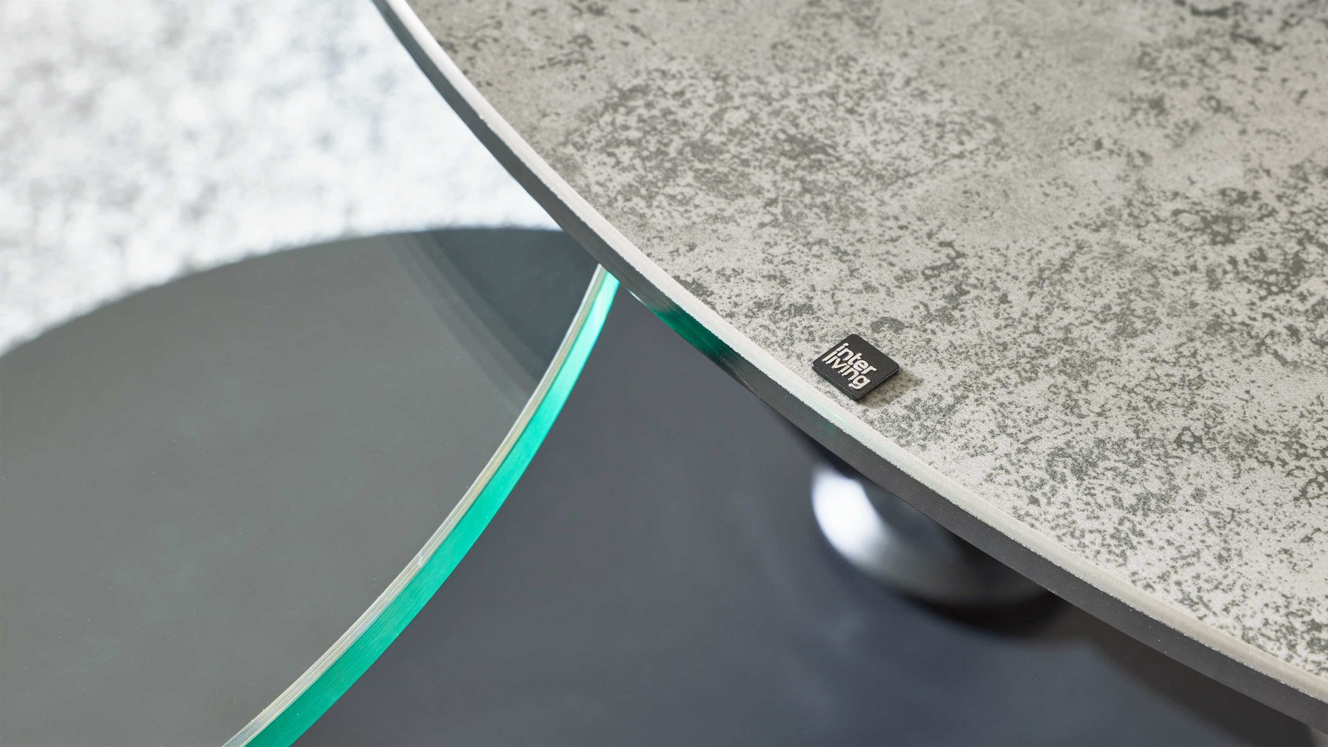 Couchtisch Interliving aus Keramik in Hellgrau Interliving Couchtisch Serie 6218 - Funktionscouchtisch silbergraue Keramik & schwarzer Stahl - Durchmesser ca. 75 cm