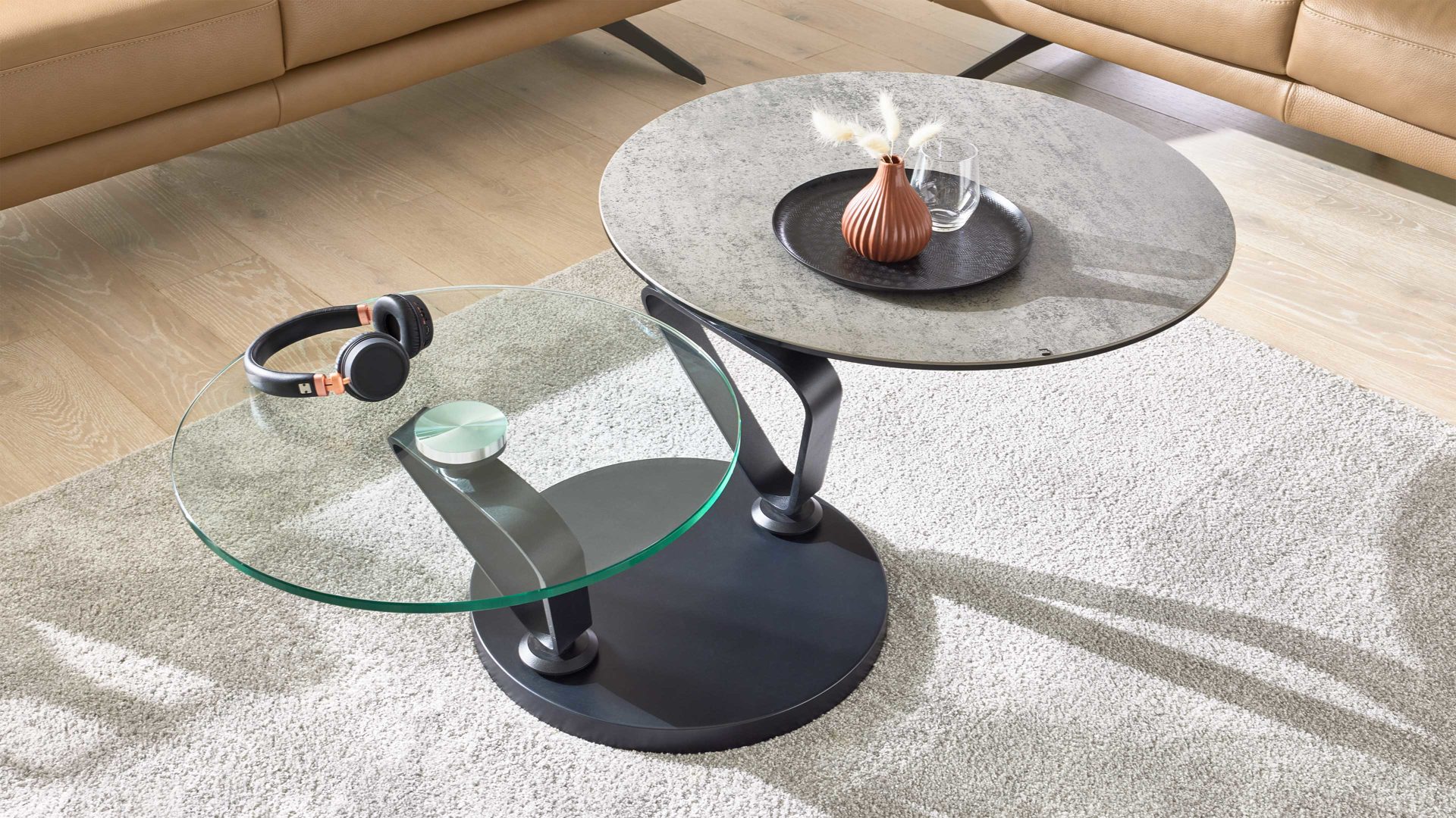 Couchtisch Interliving aus Keramik in Hellgrau Interliving Couchtisch Serie 6218 - Funktionscouchtisch silbergraue Keramik & schwarzer Stahl - Durchmesser ca. 75 cm