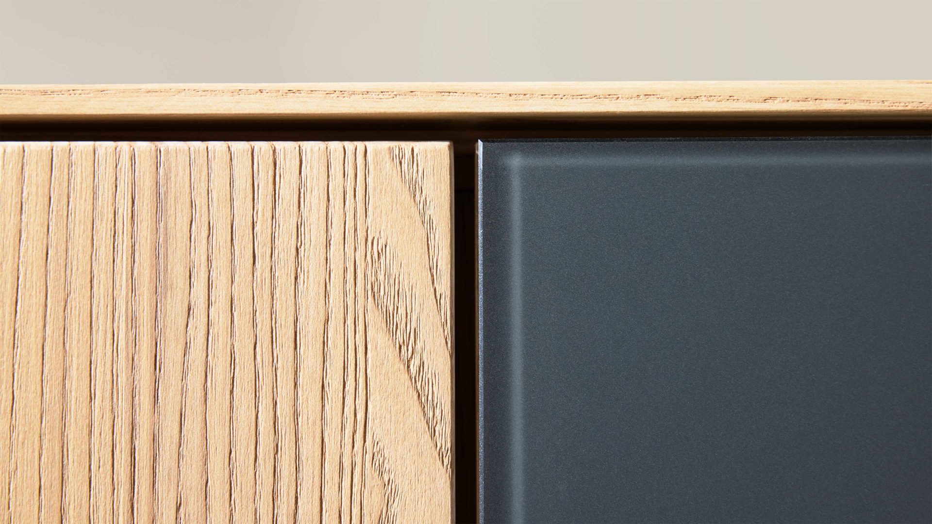 Wohnwand Interliving aus Holz in Holzfarben Interliving Wohnzimmer Serie 2025 - Wohnwand 83 Wildeiche, Anthrazit & Kork - dreiteilig, Breite ca. 325 cm