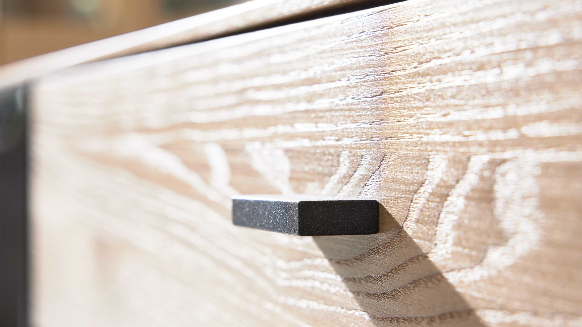 Vitrine Interliving aus Holz in Holzfarben Interliving Wohnzimmer Serie 2025 - Vitrine 01 Wildeiche, Anthrazit & Kork - drei Türen, Höhe ca. 209 cm