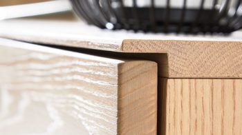 Lowboard Interliving aus Holz in Holzfarben Interliving Wohnzimmer Serie 2025 - Lowboard 31 Wildeiche, Anthrazit & Kork - Breite ca. 175 cm