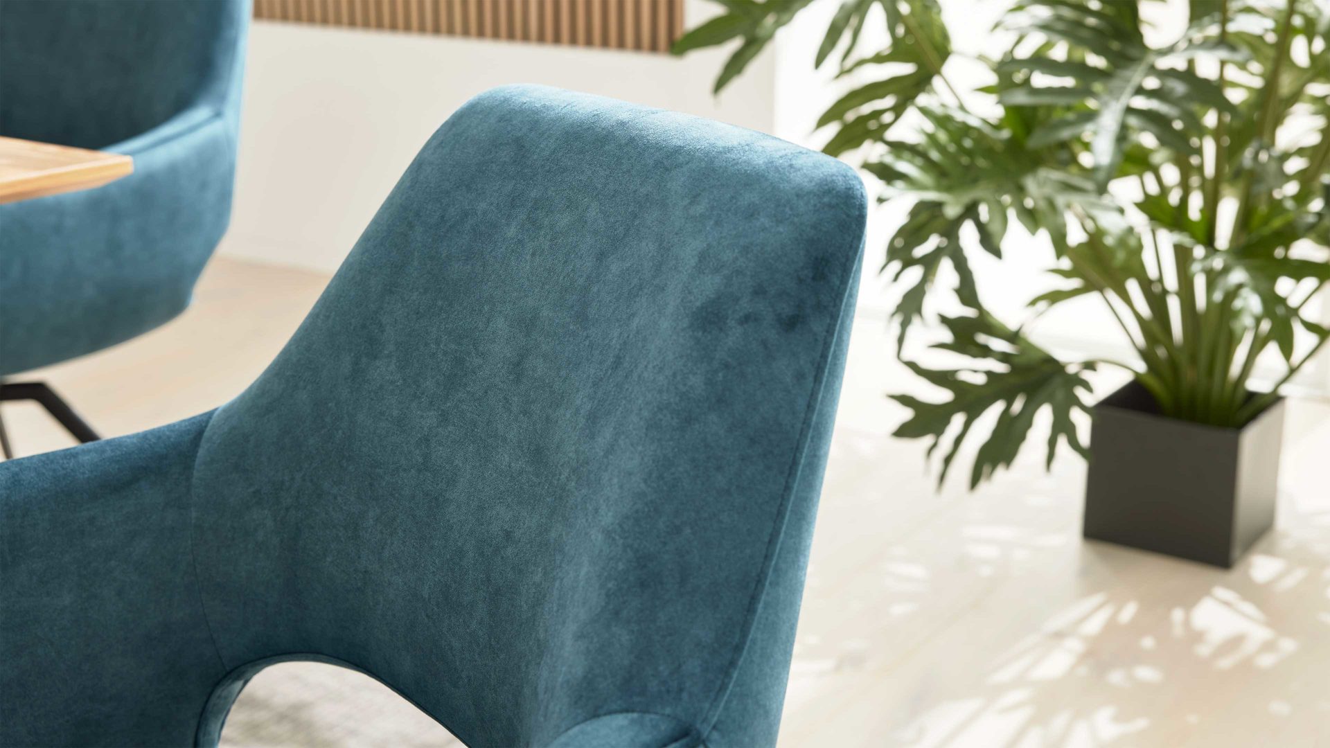 Tischgruppe Interliving aus Stoff in Blau Interliving Esszimmer Serie 5112 - Essgruppe im Skandi-Look petrolfarbene Mikrofaser Dubai PY, anthrazitfarbenes Metall & goldbraune Halifax Eiche