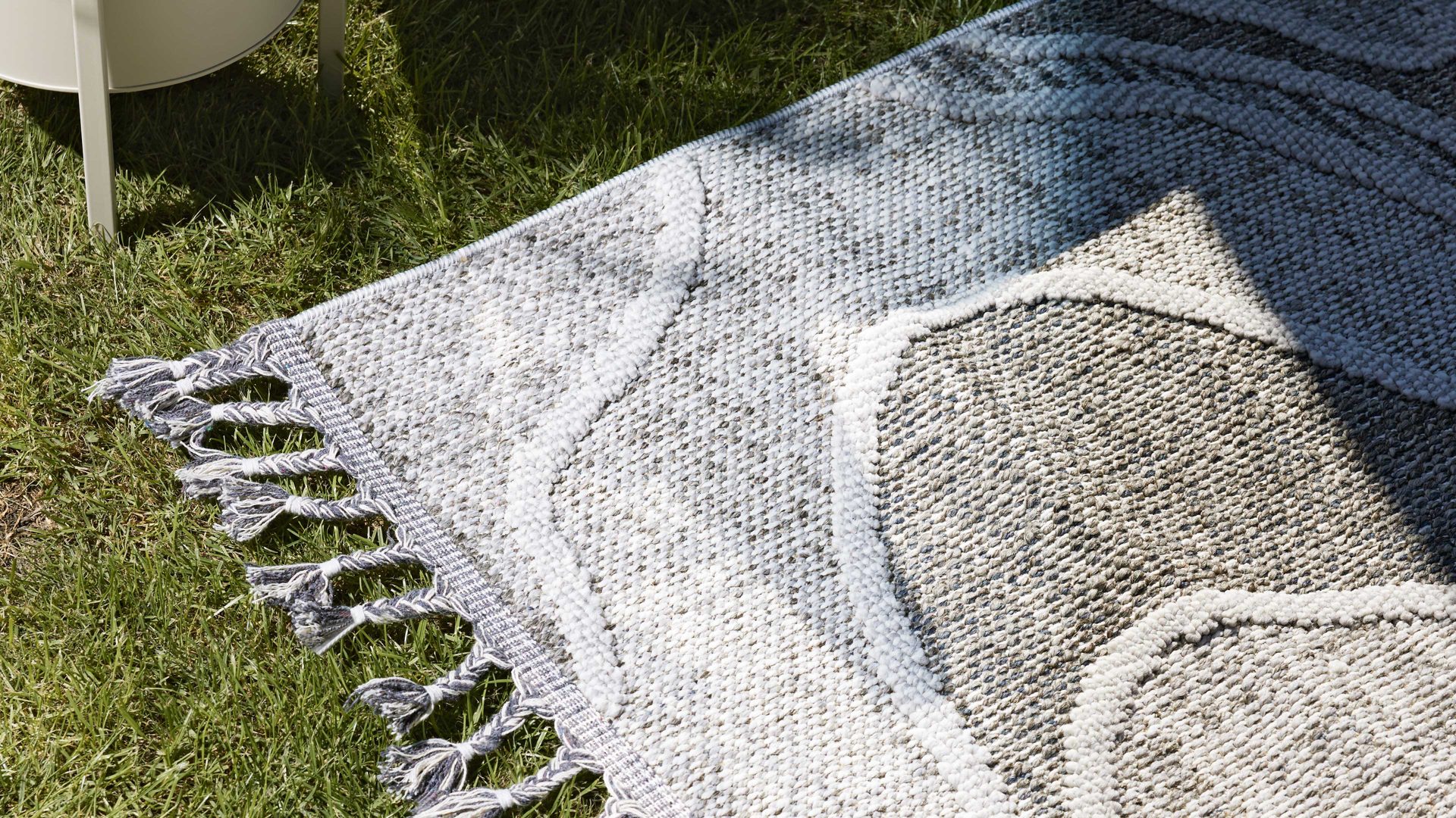 Outdoor-Teppich Interliving aus Kunstfaser in Grau Interliving Teppich Serie G-8020 - Outdoor-Teppich graues Linienmuster - ca. 80 x 150 cm