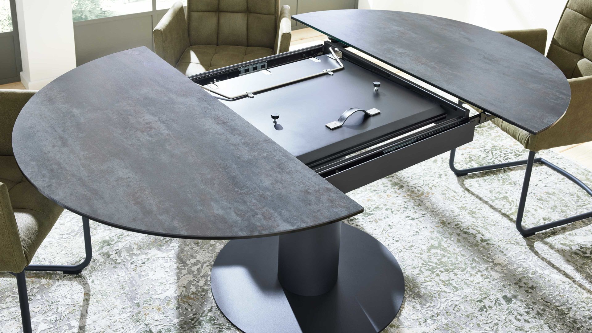 Tischgruppe Interliving aus Keramik in Dunkelgrau Interliving Esszimmer Serie 5104 – Essgruppe mit Ausziehtisch farngrüne Mikrofaser Fern, dunkelgraue Tischplatte Industrial & schwarzes Metall