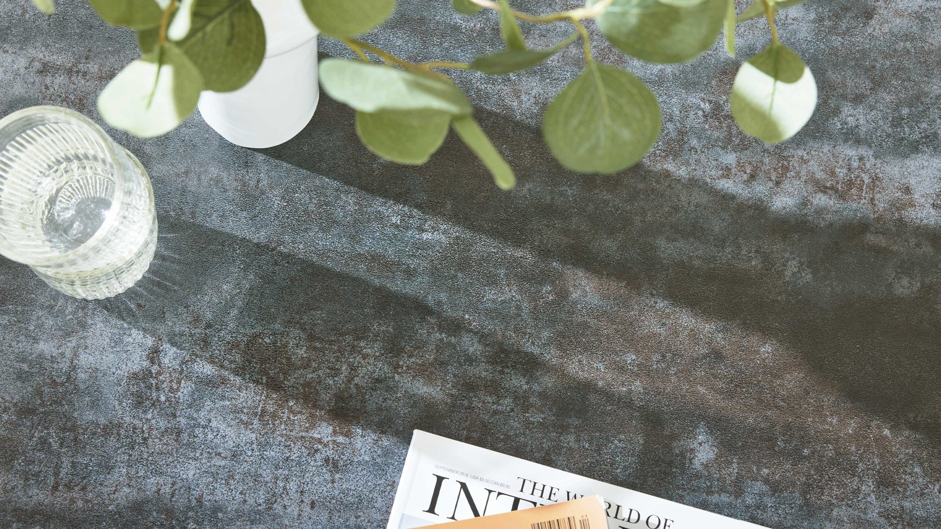 Tischgruppe Interliving aus Keramik in Dunkelgrau Interliving Esszimmer Serie 5104 – Essgruppe mit Ausziehtisch farngrüne Mikrofaser Fern, dunkelgraue Tischplatte Industrial & schwarzes Metall