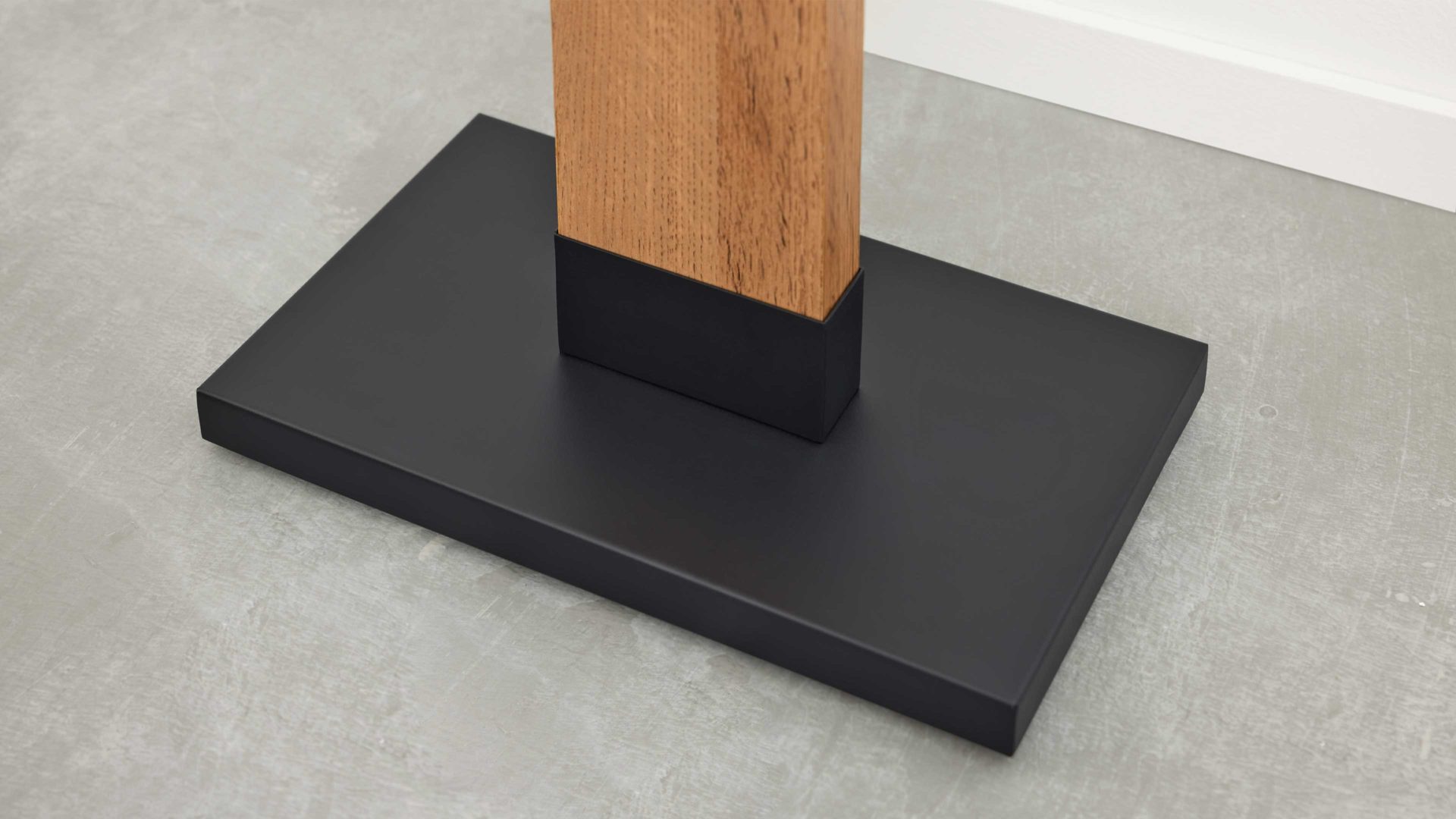 Stehleuchte Interliving aus Metall in Schwarz Interliving Leuchten Serie 9342 - Stehlampe dunkles Holz & mattschwarzes Metall - Höhe ca. 160 cm