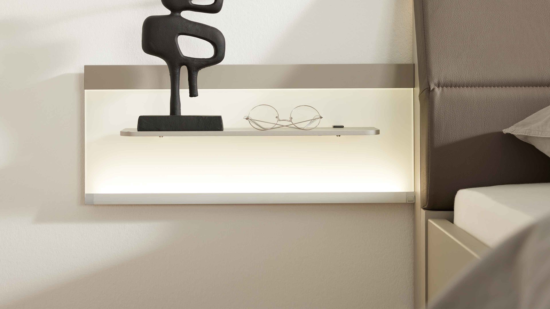 Paneel Interliving aus Holz in Weiß Interliving Schlafzimmer Serie 1032 – beleuchtetes Paneel-Set Weiß & Kieselgrau - zweiteilig