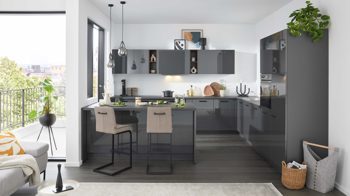 Einbauküche Interliving aus Holz in Dunkelgrau Interliving Küche Serie 3068 mit privileg-Einbaugeräten Graphit Hochglanz – Stellfläche ca. 360 x 365 cm