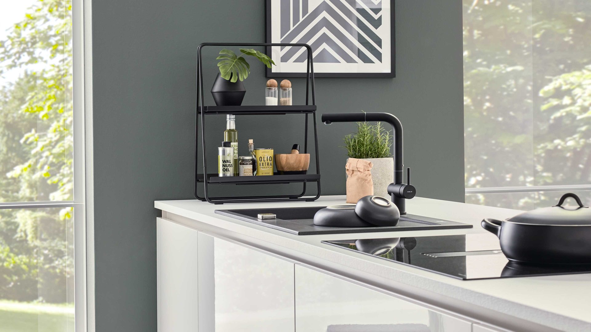 Einbauküche Interliving aus Holz in Dunkelbraun Interliving Küche Serie 3069 mit AEG-Einbaugeräten Stripe Wood Coffee & Hochglanz Weiß – zweizeilig