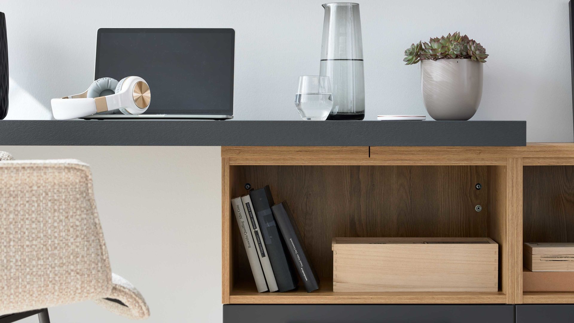 Einbauküche Interliving aus Holz in Dunkelgrau Interliving Küche Serie 3070 mit SIEMENS-Einbaugeräten Graphit & Eiche Ventura - zweizeilig