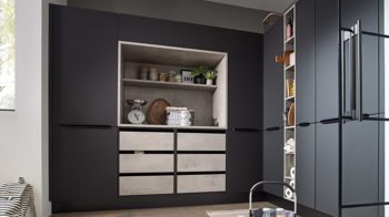 Einbauküche Interliving aus Holz in Schwarz Interliving Küche Serie 3073 - Vorratsraumlösung Mattschwarz & Beton – Stellfläche ca. 289 x 219 cm