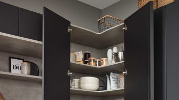 Einbauküche Interliving aus Holz in Schwarz Interliving Küche Serie 3073 - Vorratsraumlösung Mattschwarz & Beton – Stellfläche ca. 289 x 219 cm