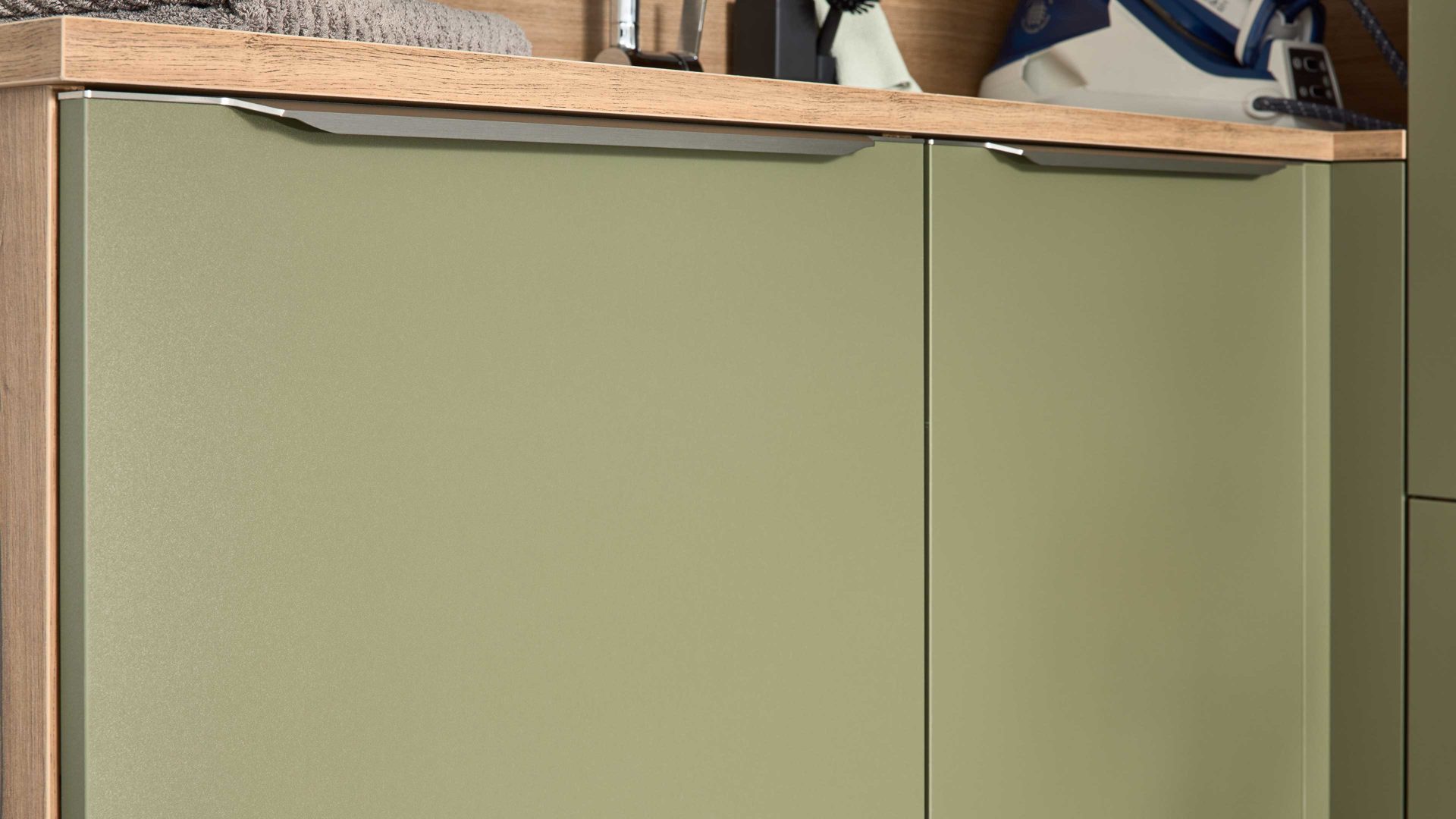 Einbauküche Interliving aus Holz in Grün Interliving Küche Serie 3074 - Hauswirtschaftsraumlösung Olive & Vulkaneiche – Stellfläche ca. 190 x 275 cm