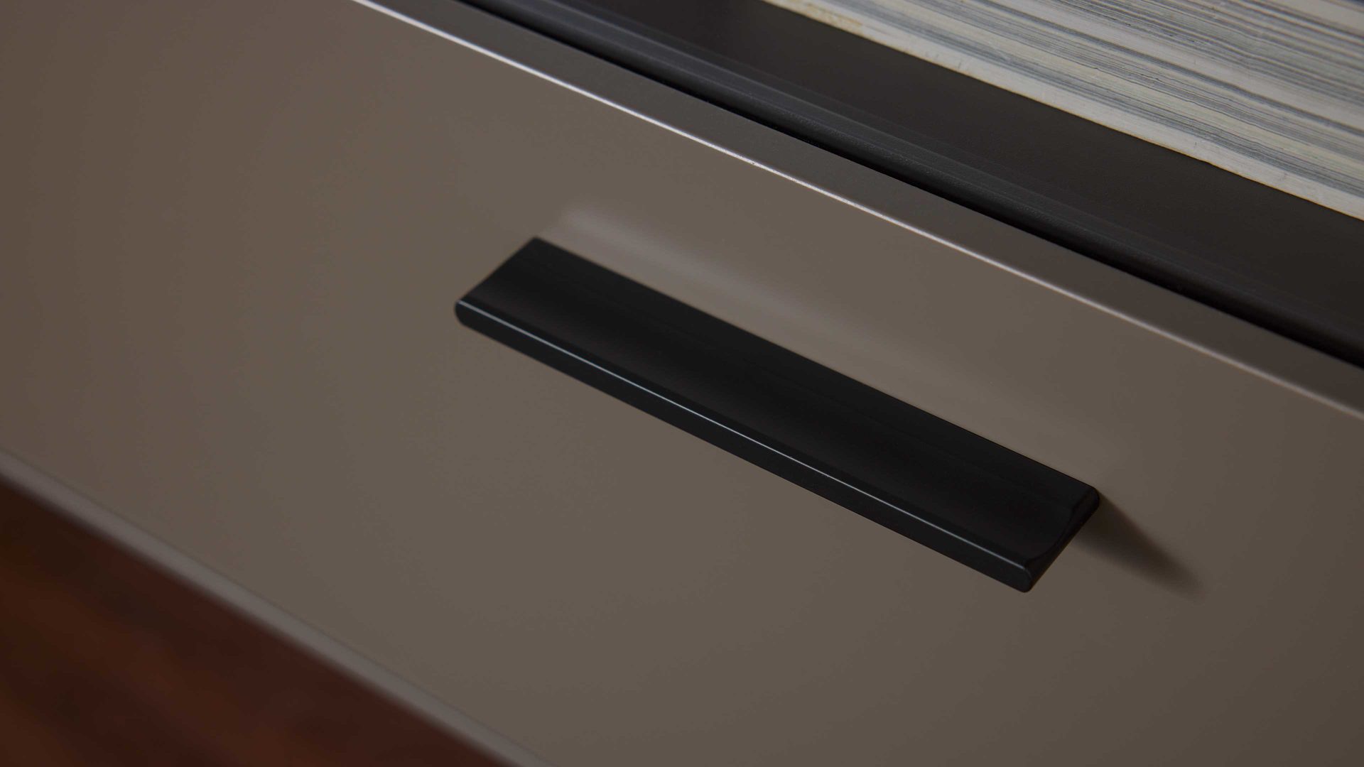 Sideboard Interliving aus Holz in Dunkelgrau Interliving Wohnzimmer Serie 2030 - Sideboard Wolfram Grey & Spaltholz - vier Türen, zwei Schubladen, Breite ca. 180 cm