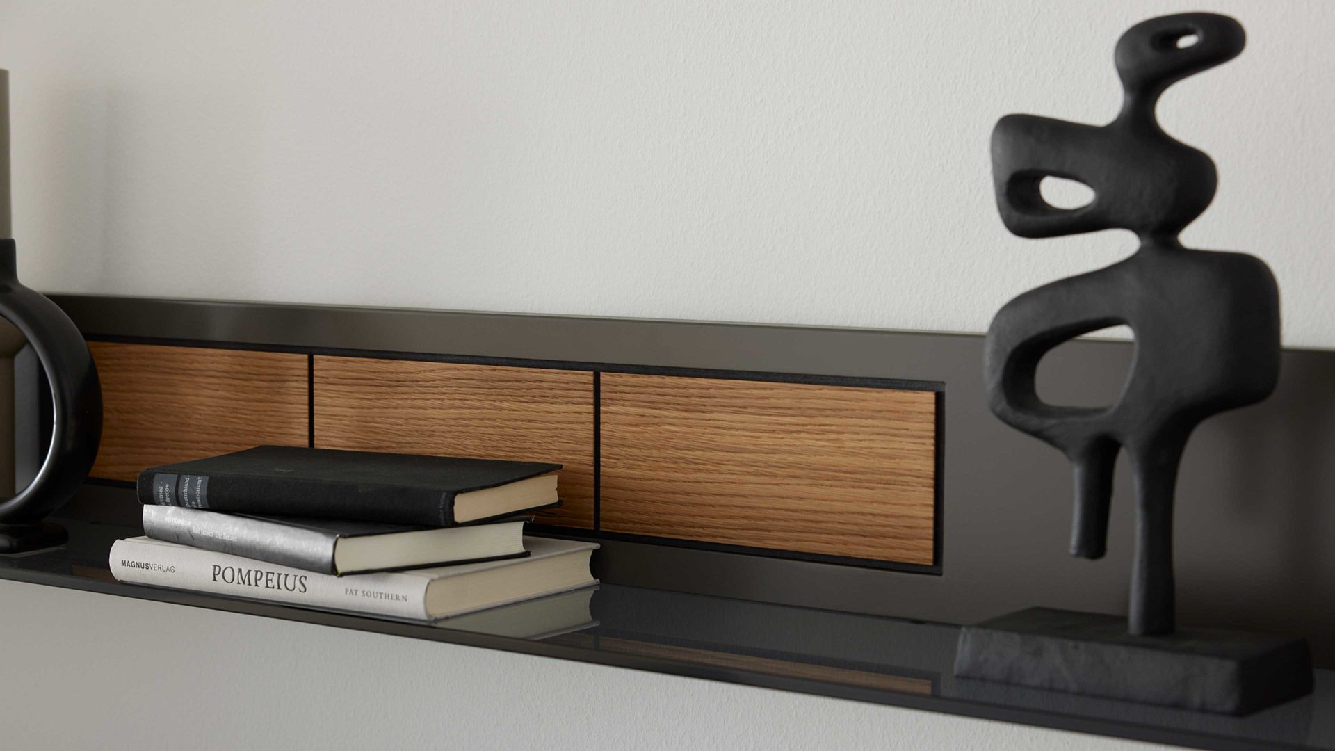 Wandregal Interliving aus Holz in Dunkelgrau Interliving Wohnzimmer Serie 2030 - Wandregal Wolfram Grey & Spaltholz - Länge ca. 150 cm