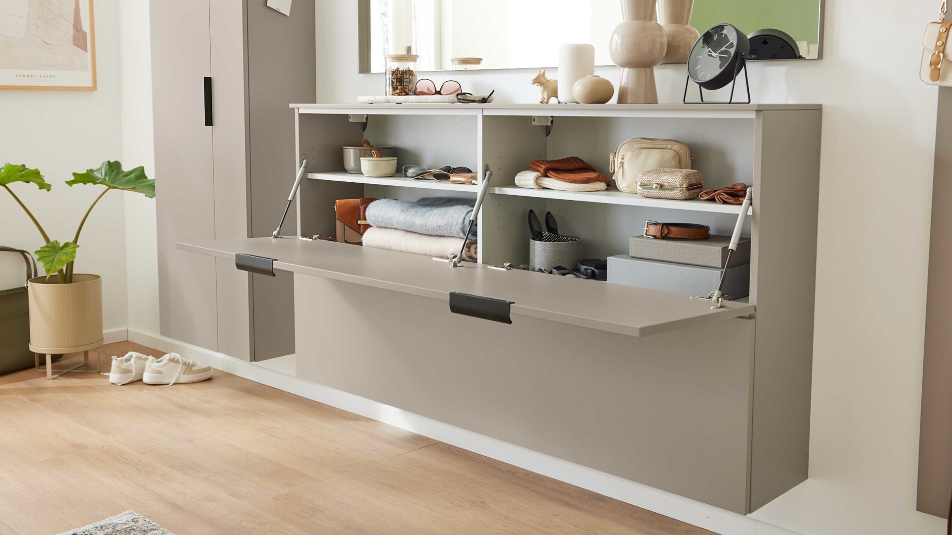 Schuhschrank Interliving aus Holz in Hellgrau Interliving Garderobe Serie 6012 - Hänge-Schuhschrank graubeiger Mattlack - zwei Klappen, Breite ca.  160 cm