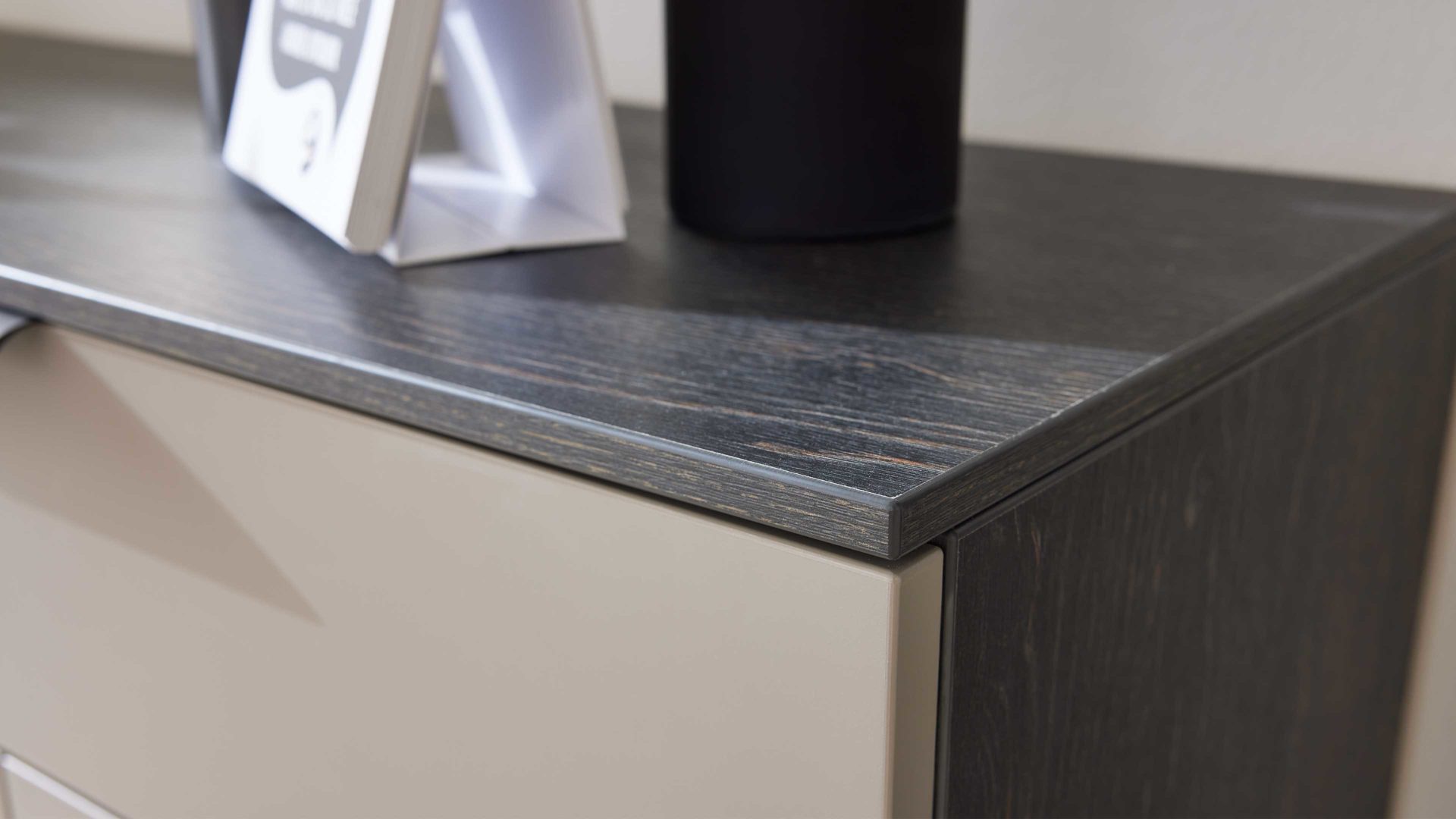 Kombikommode Interliving aus Holz in Grau Interliving Garderobe Serie 6012 - Kombikommode graubeiger Mattlack & Räuchereiche - drei Türen, eine Schublade, Breite ca. 120 cm