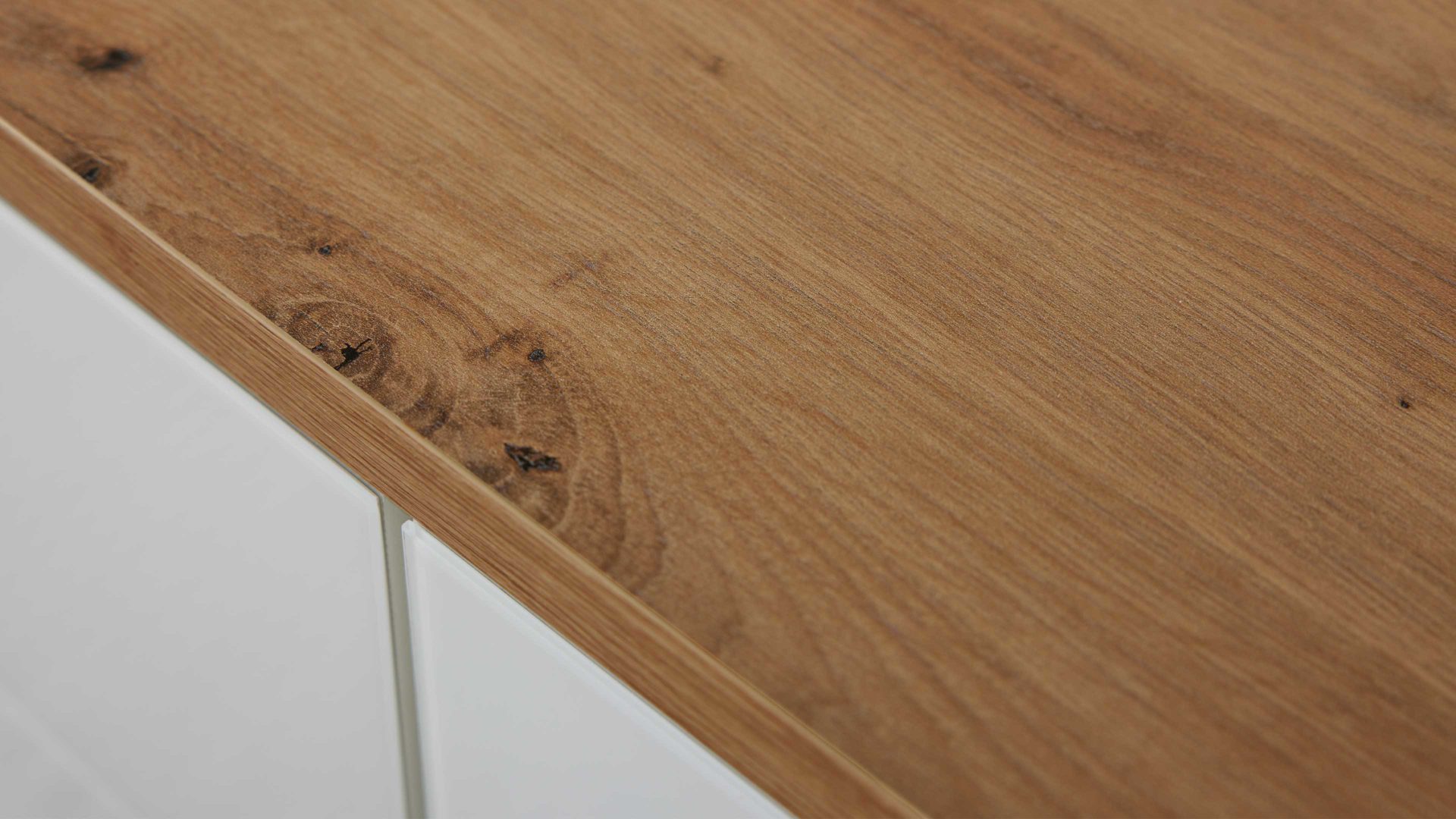 Kombikommode Interliving aus Holz in Weiß Interliving Kleiderschrank Serie 1208 - Kombikommode 91608 alpinweißes Glas & Artisan Eiche - eine Tür, vier Schubladen, Breite ca. 120 cm