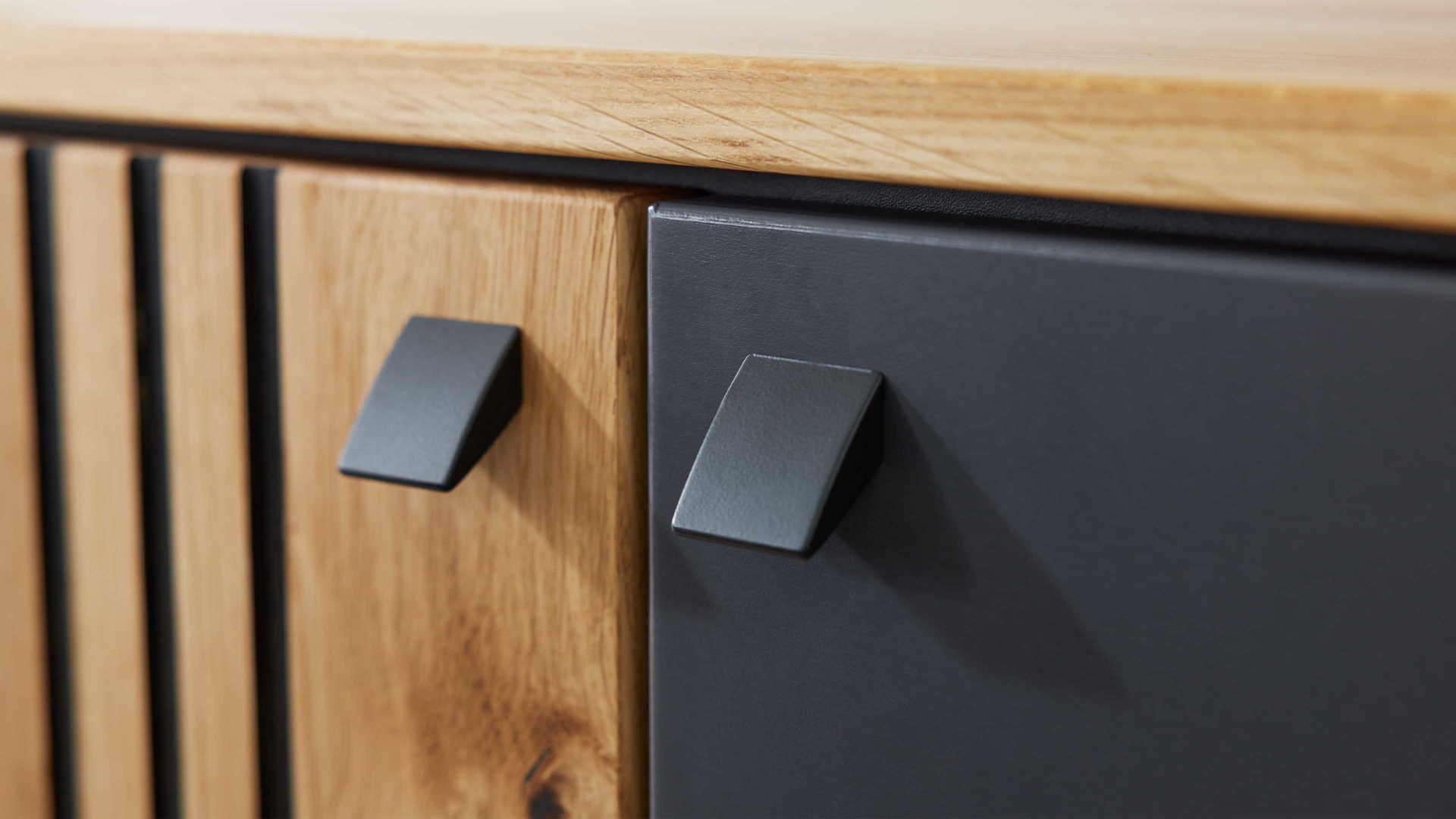 Vitrine Interliving aus Holz in Dunkelgrau Interliving Esszimmer Serie 5605 – Vitrine quarzgrauer Lack & Charakter-Eiche - fünf Türen, zwei Schubladen, Höhe ca. 194 cm