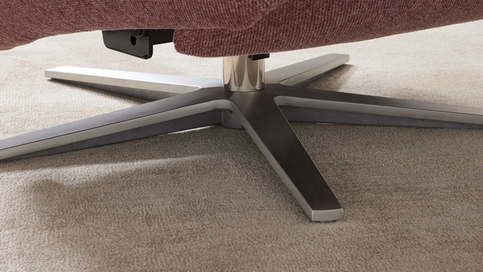 Relaxsessel Interliving aus Stoff in Rosa Interliving Sessel Serie 4504 pastellvioletter Bezug GCP 8 & Edelstahl