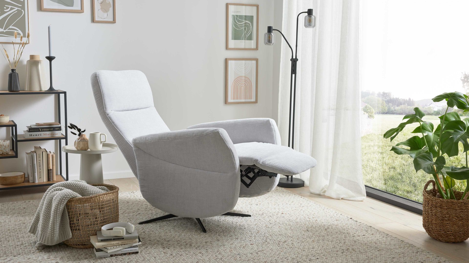 Relaxsessel Interliving aus Stoff in Hellgrau Interliving Sessel Serie 4530 silberfarbener Bezug Mara 9 & silberfarbener Sternfuß