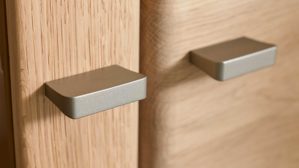 Vitrine Interliving aus Holz in Holzfarben Interliving Wohnzimmer Serie 2028 - Vitrine 6603 Wildeiche - zwei Türen, Breite ca. 62 cm