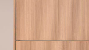 Einbauküche Interliving aus Holz in Holzfarben Interliving Küche Serie 3075 mit AEG-Einbaugeräten Stripe Wood Crema & Weiß – zweizeilig