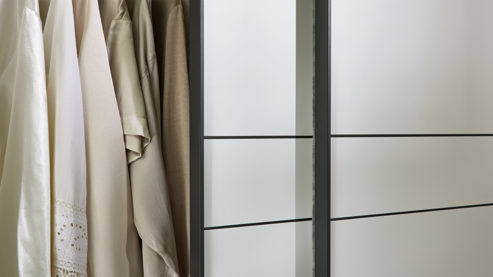 Kleiderschrank Interliving aus Holz in Weiß Interliving Kleiderschrank Serie 1207 – Schwebetürenschrank 913007 weißer Mattlack – zwei Türen, Breite ca. 212 cm