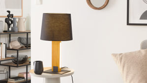 Tischleuchte Interliving aus Holz in Holzfarben Interliving Leuchten Serie 9349 - Tischlampe Holz & schwarzer Stoff – Höhe ca. 50 cm