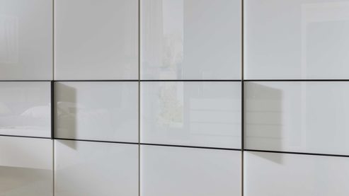 Kleiderschrank Interliving aus Holz in Weiß Interliving Schlafzimmer Serie 1033 – Kleiderschrank 605 weißes Glas & Holz – sechs Türen, Breite ca. 300 cm